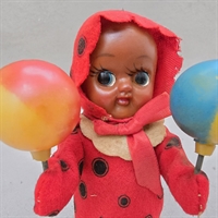 moerkhudet-figur-roed-kappe-med-sorte-prikker-bolde-i-haenderne-optræk-noegle-japansk